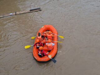 Tim SAR saat menyisir Sungai Musi yang berada di Empat Lawang. Foto : Dok Basarnas Palembang