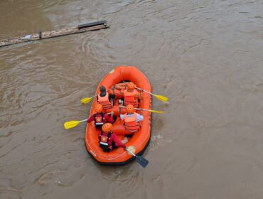 Tim SAR saat menyisir Sungai Musi yang berada di Empat Lawang. Foto : Dok Basarnas Palembang