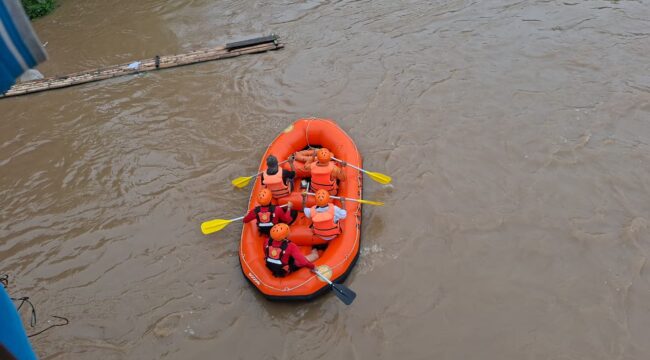Tim SAR saat menyisir Sungai Musi yang berada di Empat Lawang. Foto : Dok Basarnas Palembang