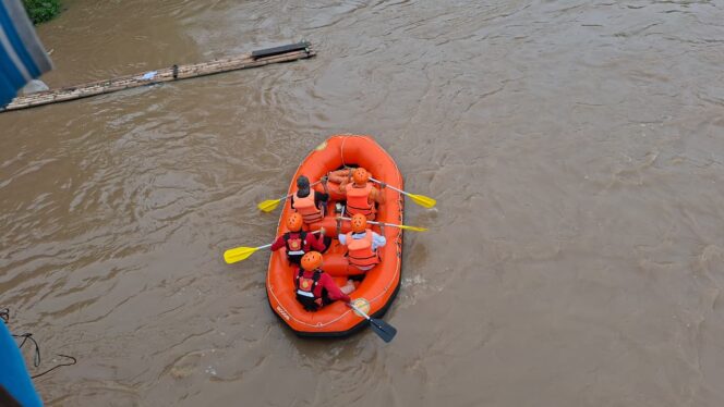 
Tim SAR saat menyisir Sungai Musi yang berada di Empat Lawang. Foto : Dok Basarnas Palembang