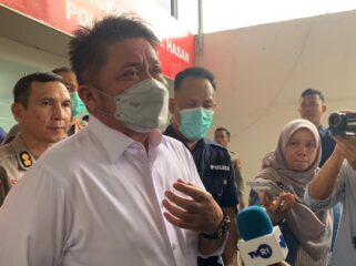 Gubernur Sumsel, Herman Deru saat meninjau proses DVI di RS Bhayangkara, Kamis (7/5/2026). Foto : Abdullah Toriq/Urban Id