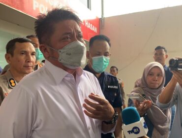Gubernur Sumsel, Herman Deru saat meninjau proses DVI di RS Bhayangkara, Kamis (7/5/2026). Foto : Abdullah Toriq/Urban Id