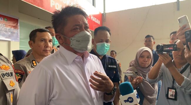 Gubernur Sumsel, Herman Deru saat meninjau proses DVI di RS Bhayangkara, Kamis (7/5/2026). Foto : Abdullah Toriq/Urban Id