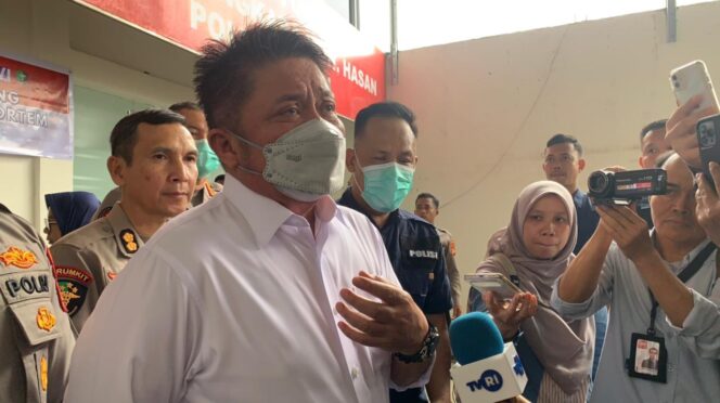 
Gubernur Sumsel, Herman Deru saat meninjau proses DVI di RS Bhayangkara, Kamis (7/5/2026). Foto : Abdullah Toriq/Urban Id