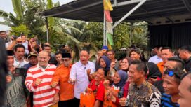 Wakil Gubernur Sumsel saat menyalurkan bantuan ke korban bencana banjir di Muratara. Foto : BPBD Sumsel
