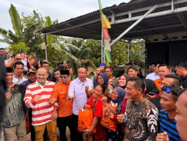 Wakil Gubernur Sumsel saat menyalurkan bantuan ke korban bencana banjir di Muratara. Foto : BPBD Sumsel
