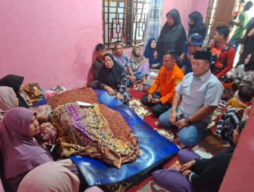 Salah satu jenazah saat dirumah duka setelah dievakuasi dari Sungai Musi. Foto : Basarnas Palembang
