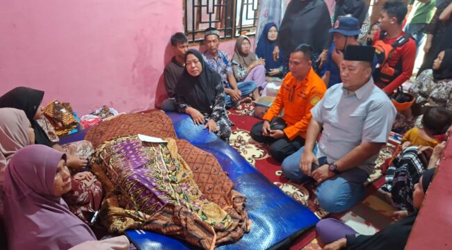 Salah satu jenazah saat dirumah duka setelah dievakuasi dari Sungai Musi. Foto : Basarnas Palembang