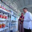 Wali Kota Palembang, Ratu Dewa saat  menyerahkan bantuan sarana dan prasarana (sarpras) fasilitas pengelolaan sampah kepada 25 bank sampah paling aktif di Kota Palembang/ist. 