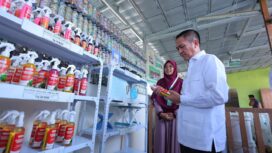 Wali Kota Palembang, Ratu Dewa saat  menyerahkan bantuan sarana dan prasarana (sarpras) fasilitas pengelolaan sampah kepada 25 bank sampah paling aktif di Kota Palembang/ist. 