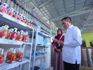 Wali Kota Palembang, Ratu Dewa saat menyerahkan bantuan sarana dan prasarana (sarpras) fasilitas pengelolaan sampah kepada 25 bank sampah paling aktif di Kota Palembang/ist.