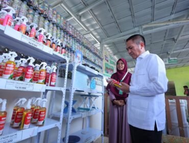 Wali Kota Palembang, Ratu Dewa saat  menyerahkan bantuan sarana dan prasarana (sarpras) fasilitas pengelolaan sampah kepada 25 bank sampah paling aktif di Kota Palembang/ist. 