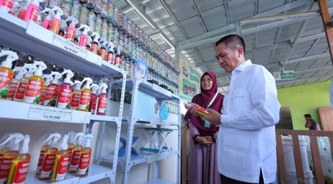 Wali Kota Palembang, Ratu Dewa saat  menyerahkan bantuan sarana dan prasarana (sarpras) fasilitas pengelolaan sampah kepada 25 bank sampah paling aktif di Kota Palembang/ist. 