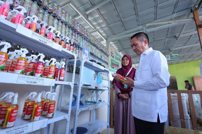 
Wali Kota Palembang, Ratu Dewa saat  menyerahkan bantuan sarana dan prasarana (sarpras) fasilitas pengelolaan sampah kepada 25 bank sampah paling aktif di Kota Palembang/ist. 