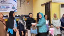 Ketua TP PKK Palembang, Dewi Sastrani saat menyalurkan bantuan Pemberian Makanan Tambahan (PMT) bagi ibu hamil dan calon pengantin berisiko stunting/ist
