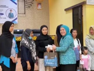 Ketua TP PKK Palembang, Dewi Sastrani saat menyalurkan bantuan Pemberian Makanan Tambahan (PMT) bagi ibu hamil dan calon pengantin berisiko stunting/ist