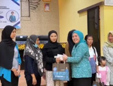 Ketua TP PKK Palembang, Dewi Sastrani saat menyalurkan bantuan Pemberian Makanan Tambahan (PMT) bagi ibu hamil dan calon pengantin berisiko stunting/ist