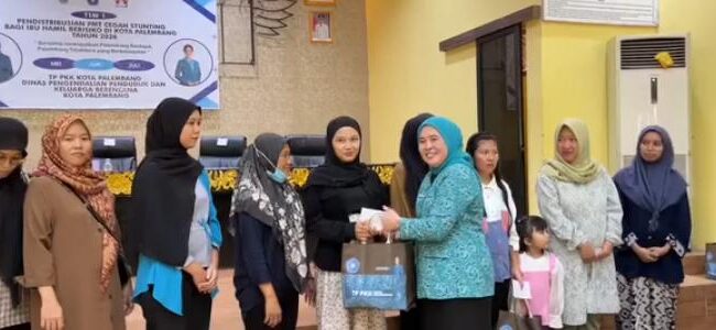 Ketua TP PKK Palembang, Dewi Sastrani saat menyalurkan bantuan Pemberian Makanan Tambahan (PMT) bagi ibu hamil dan calon pengantin berisiko stunting/ist