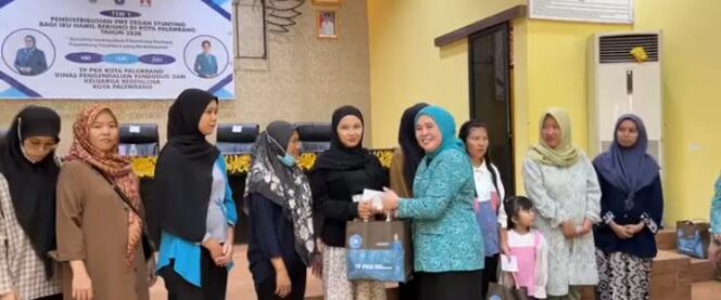 
Ketua TP PKK Palembang, Dewi Sastrani saat menyalurkan bantuan Pemberian Makanan Tambahan (PMT) bagi ibu hamil dan calon pengantin berisiko stunting/ist