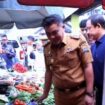 Sekda Palembang, Aprizal Hasyim, saat melakukan peninjauan di Pasar KM 5 Palembang, Senin, 25 Mei 2026/ Instagram: Kominfopalembang.