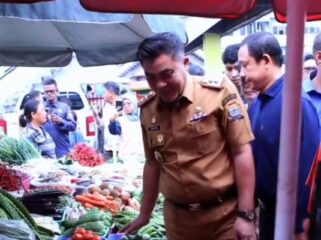 Sekda Palembang, Aprizal Hasyim, saat melakukan peninjauan di Pasar KM 5 Palembang, Senin, 25 Mei 2026/ Instagram: Kominfopalembang.
