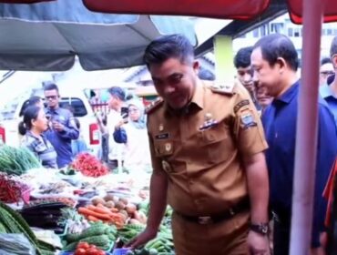 Sekda Palembang, Aprizal Hasyim, saat melakukan peninjauan di Pasar KM 5 Palembang, Senin, 25 Mei 2026/ Instagram: Kominfopalembang.