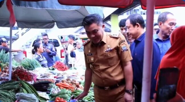 Sekda Palembang, Aprizal Hasyim, saat melakukan peninjauan di Pasar KM 5 Palembang, Senin, 25 Mei 2026/ Instagram: Kominfopalembang.
