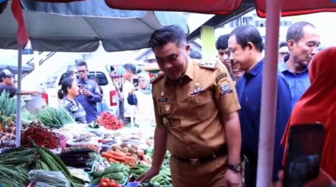 
Sekda Palembang, Aprizal Hasyim, saat melakukan peninjauan di Pasar KM 5 Palembang, Senin, 25 Mei 2026/ Instagram: Kominfopalembang.
