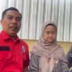Dokter Putri Tiarasari (37), usai melaporkan suaminya ke Polrestabes Palembang. Foto : Istimewa
