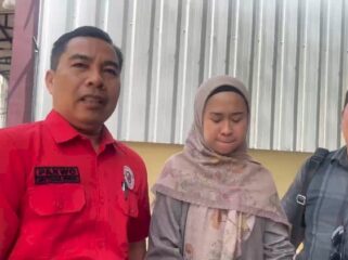 Dokter Putri Tiarasari (37), usai melaporkan suaminya ke Polrestabes Palembang. Foto : Istimewa