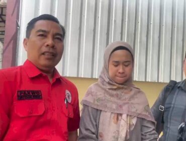 Dokter Putri Tiarasari (37), usai melaporkan suaminya ke Polrestabes Palembang. Foto : Istimewa