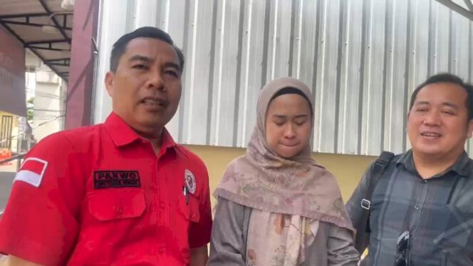 
Dokter Putri Tiarasari (37), usai melaporkan suaminya ke Polrestabes Palembang. Foto : Istimewa