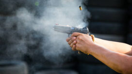 Ilustrasi Penembak menggunakan pistol : Istock