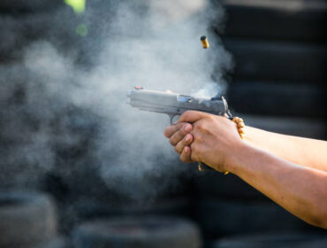 Ilustrasi Penembak menggunakan pistol :  Istock