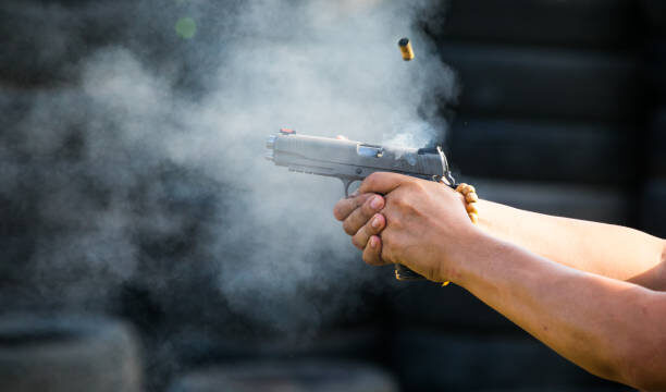 Ilustrasi Penembak menggunakan pistol :  Istock