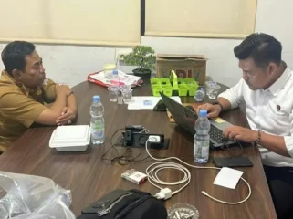 Kepala BKPSDM Muratara saat diperiksa usai OTT di kantor BKPSDM Muratara. (Dok. Polres Muratara)

