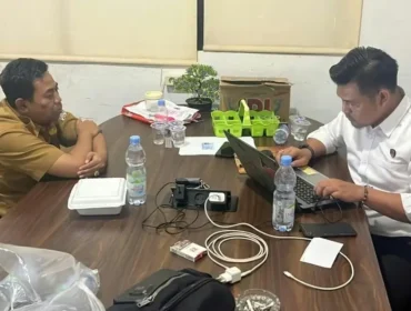 Kepala BKPSDM Muratara saat diperiksa usai OTT di kantor BKPSDM Muratara. (Dok. Polres Muratara)
