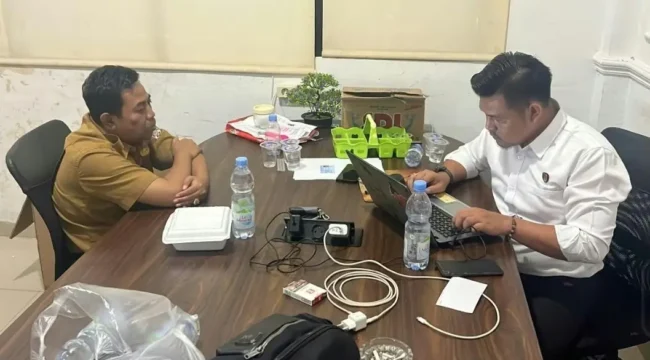 Kepala BKPSDM Muratara saat diperiksa usai OTT di kantor BKPSDM Muratara. (Dok. Polres Muratara)
