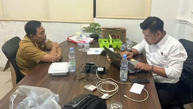 
Kepala BKPSDM Muratara saat diperiksa usai OTT di kantor BKPSDM Muratara. (Dok. Polres Muratara)
