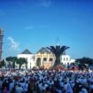 Ribuan warga yang mengikuti pelaksanaan salat id di Palembang, Rabu (5/6) Foto: abp/Urban Id.
