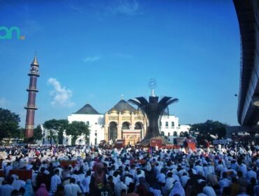 Ribuan warga yang mengikuti pelaksanaan salat id di Palembang, Rabu (5/6) Foto: abp/Urban Id.