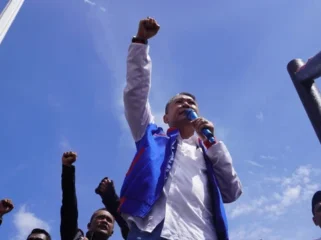 Ketua DPD ADO Sumsel, Asrul Indrawan, sedang orasi di depan aksi massa di DPRD Sumsel, Selasa, 20 Mei 2025. Foto : Anyelir/Urban Id