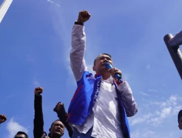 Ketua DPD ADO Sumsel, Asrul Indrawan, sedang orasi di depan aksi massa di DPRD Sumsel, Selasa, 20 Mei 2025. Foto : Anyelir/Urban Id