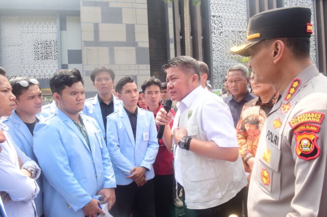 
Herman Deru Temui Langsung Demo Mahasiswa UIN Raden Fatah, Respons Cepat Tuntutan Jalan, Kesehatan, dan Pendidikan