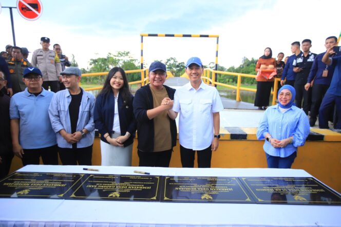 
Herman Deru Resmikan Jembatan Senilai Hampir Rp5 Miliar di OKI, Perkuat Konektivitas dan Dorong Pertumbuhan Ekonomi Desa