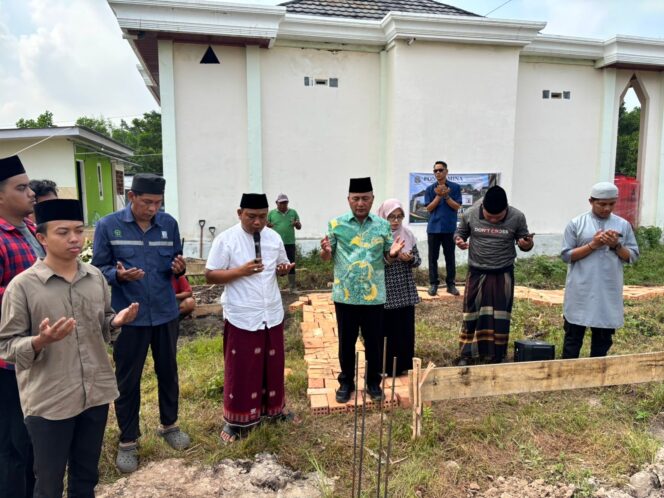 
Apriyadi Letakkan Pengecoran Perdana Asrama Santri Ponpes Minhajul Aulia Talang Jambe Palembang