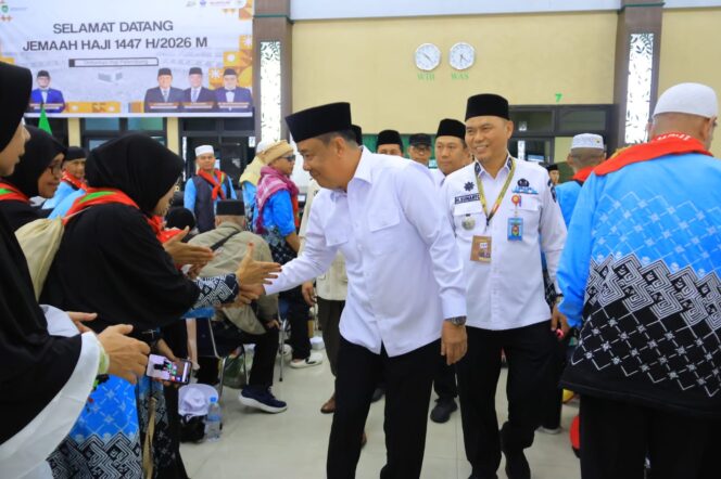 
Cik Ujang Sambut Jamaah Haji Kloter II Asal Lahat, Apresiasi Sinergi Pelayanan Haji