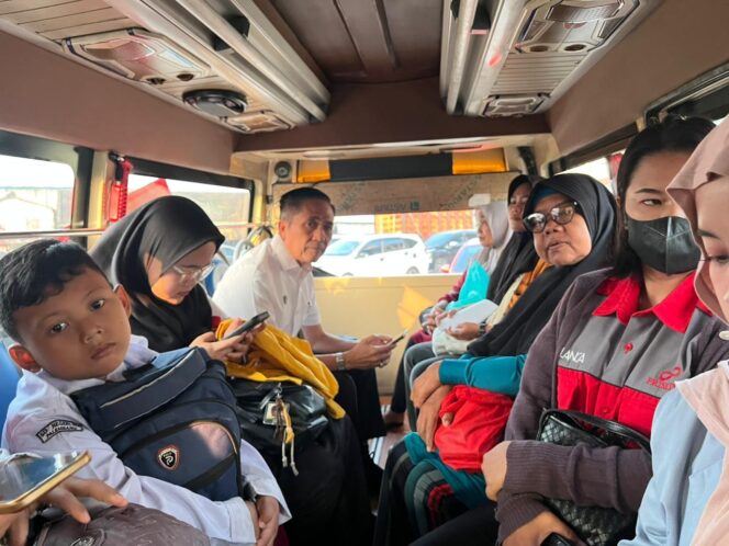 
Ratu Dewa ke Kantor Naik Feeder Sembari Berdialog dan Serap Aspirasi Warga Palembang