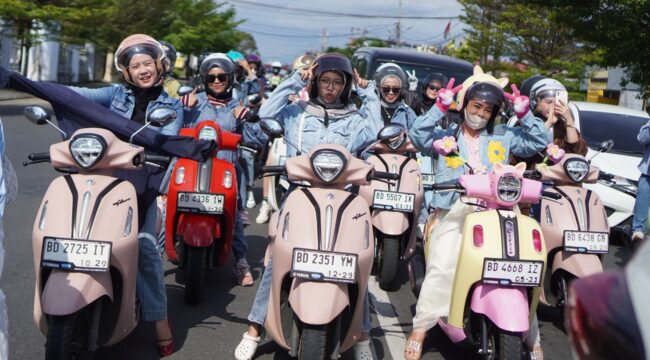 Puluhan Pengguna Fazzio dan Filano Diajak Menjelajahi Destinasi Pantai Sambil Menampilkan Kreativitas dan Fashion Kekinian. Foto : Dok Yamaha Thamrin
