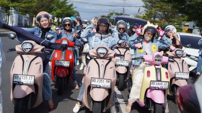 
Puluhan Pengguna Fazzio dan Filano Diajak Menjelajahi Destinasi Pantai Sambil Menampilkan Kreativitas dan Fashion Kekinian. Foto : Dok Yamaha Thamrin